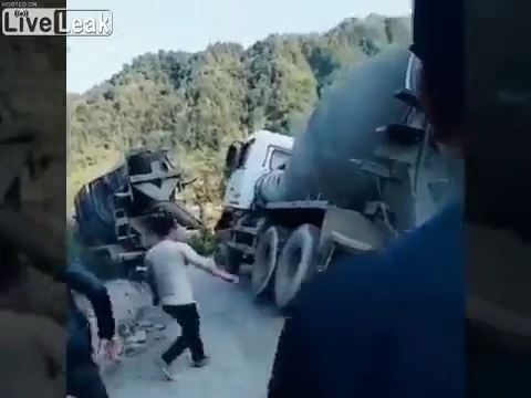 중국판 슈퍼히어로의 탄생인가. 중국 한 남성이 쓰러지려는 레미콘을 손으로 잡고 균형을 잡는 모습(유튜브 영상 캡처)