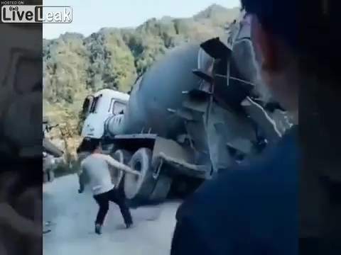 중국판 슈퍼히어로의 탄생인가. 중국 한 남성이 쓰러지려는 레미콘을 손으로 잡고 균형을 잡는 모습(유튜브 영상 캡처)