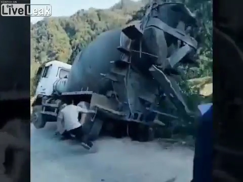 중국판 슈퍼히어로의 탄생인가. 중국 한 남성이 쓰러지려는 레미콘을 손으로 잡고 균형을 잡는 모습(유튜브 영상 캡처)