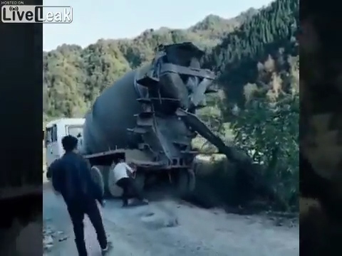 중국판 슈퍼히어로의 탄생인가. 중국 한 남성이 쓰러지려는 레미콘을 손으로 잡고 균형을 잡는 모습(유튜브 영상 캡처)