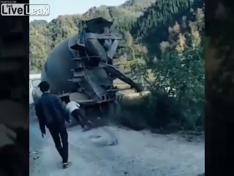 중국판 슈퍼히어로의 탄생인가. 중국 한 남성이 쓰러지려는 레미콘을 손으로 잡고 균형을 잡는 모습(유튜브 영상 캡처)