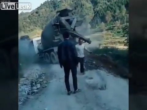 중국판 슈퍼히어로의 탄생인가. 중국 한 남성이 쓰러지려는 레미콘을 손으로 잡고 균형을 잡는 모습(유튜브 영상 캡처)