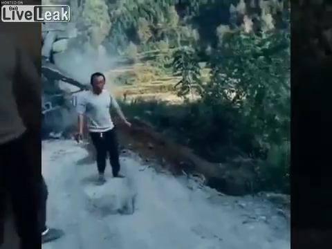 중국판 슈퍼히어로의 탄생인가. 중국 한 남성이 쓰러지려는 레미콘을 손으로 잡고 균형을 잡는 모습(유튜브 영상 캡처)