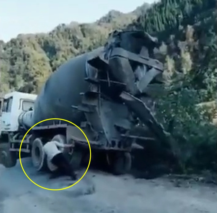 중국판 슈퍼히어로의 탄생인가. 중국 한 남성이 쓰러지려는 레미콘을 손으로 잡고 균형을 잡는 모습(유튜브 영상 캡처)