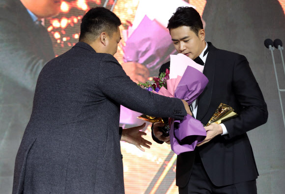 19일 오후 서울 강남구 르메르디앙서울에서 열린 2018 KBO리그 시상식에서 타자부문 홈런상·타점상을 수상한 두산 김재환이 꽃다발을 받고 있다. 2018.11.19 연합뉴스