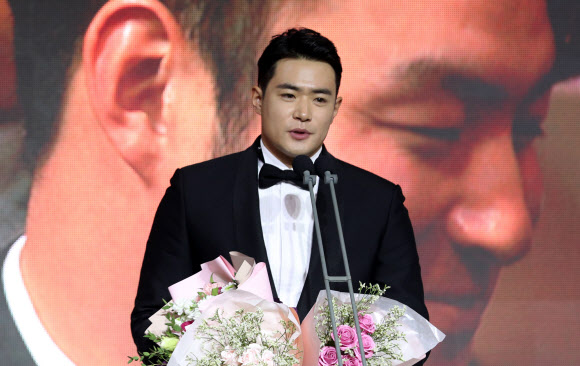 19일 오후 서울 강남구 르메르디앙서울에서 열린 2018 KBO리그 시상식에서 타자부문 홈런상·타점상을 수상한 두산 김재환이 수상 소감을 밝히고 있다. 뒤 화면에 나오는 선수는 넥센 박병호. 2018.11.19  연합뉴스