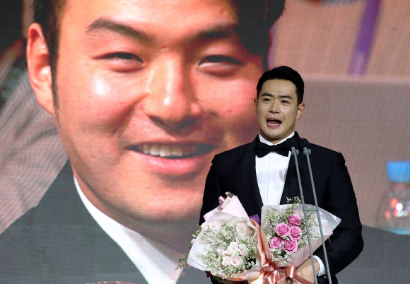19일 오후 서울 강남구 르메르디앙서울에서 열린 2018 KBO리그 시상식에서 타자부문 홈런상·타점상을 수상한 두산 김재환이 수상 소감을 밝히고 있다. 뒤 화면에 나오는 선수는 넥센 박병호. 2018.11.19  연합뉴스