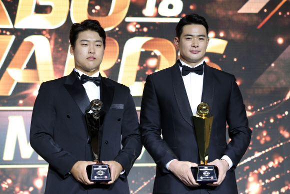 19일 오후 서울 강남구 르메르디앙서울에서 열린 2018 KBO리그 시상식에서 MVP로 선정된 두산 김재환(오른쪽)과 신인상을 수상한 kt 강백호가 기념촬영을 하고 있다. 2018.11.19  연합뉴스