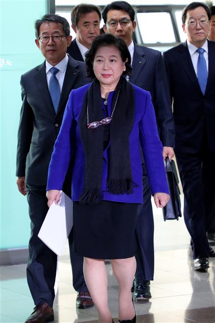 현정은 현대그룹 회장이 19일 오후 금강산 관광 시작 20주년 기념 남북공동행사를 마치고 동해남북출입사무소로 입경해 인터뷰하고 있다. 현 회장은 귀환인사를 통해 “현 시점에서 올해 안에 금강산 관광이 재개되기는 어려운 상황이지만 머지않은 시기에 재개될 것으로 생각한다”고 말했다. 2018.11.19 뉴스1