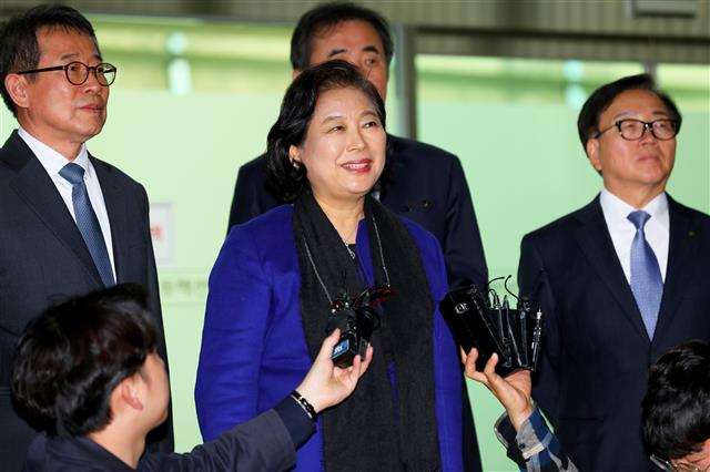 현정은 현대그룹 회장이 19일 오후 금강산 관광 시작 20주년 기념 남북공동행사를 마치고 동해남북출입사무소로 입경해 인터뷰하고 있다.  현 회장은 귀환인사를 통해 “현 시점에서 올해 안에 금강산 관광이 재개되기는 어려운 상황이지만 머지않은 시기에 재개될 것으로 생각한다”고 말했다. 2018.11.19 뉴스1