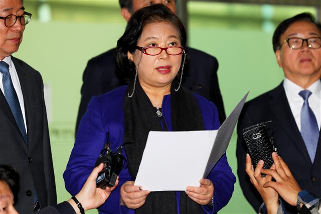 현정은 현대그룹 회장이 19일 오후 금강산 관광 시작 20주년 기념 남북공동행사를 마치고 동해남북출입사무소로 입경해 인터뷰하고 있다. 현 회장은 귀환인사를 통해 “현 시점에서 올해 안에 금강산 관광이 재개되기는 어려운 상황이지만 머지않은 시기에 재개될 것으로 생각한다”고 말했다. 2018.11.19 뉴스1