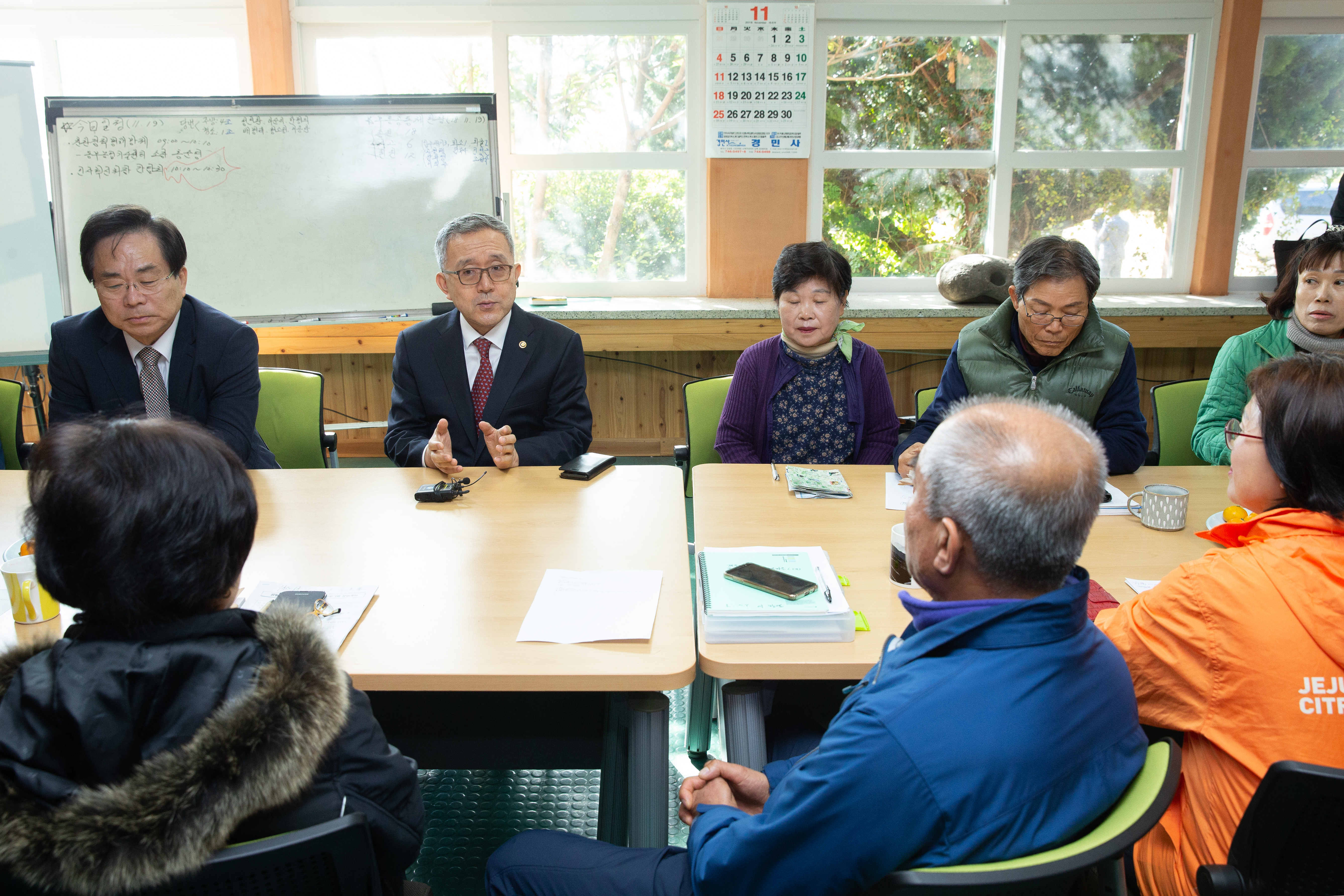 김판석(뒷줄 왼쪽 두 번째) 인사혁신처장과 정남준(첫 번째) 공무원연금관리공단 이사장이 19일 제주 무릉 은퇴자 마을에서 열린 간담회에 참석해 입주민들과 대화를 나누고 있다. 　인사혁신처 제공