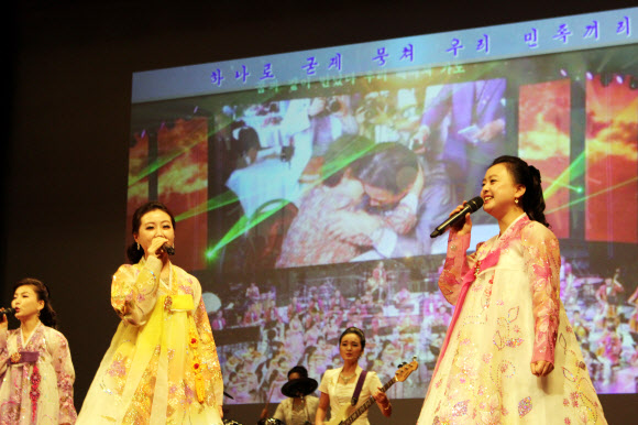 축하 공연하는 북한 통일예술단