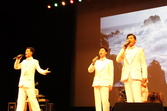 축하 공연하는 북한 통일예술단
