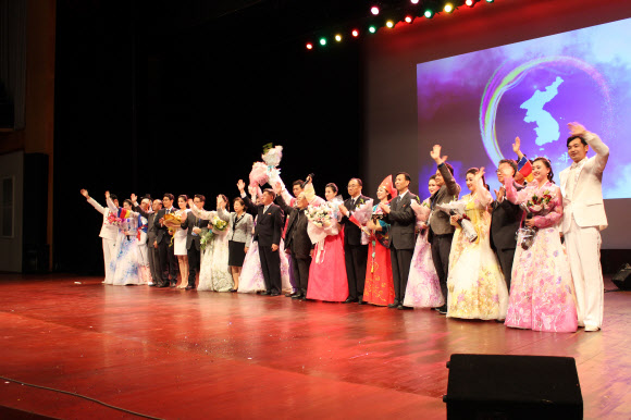 축하 공연 후 인사하는 북한 통일예술단과 남측방북단