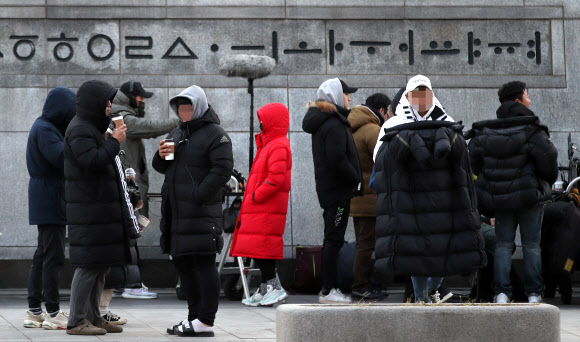 추위에 떠는 촬영 스태프들