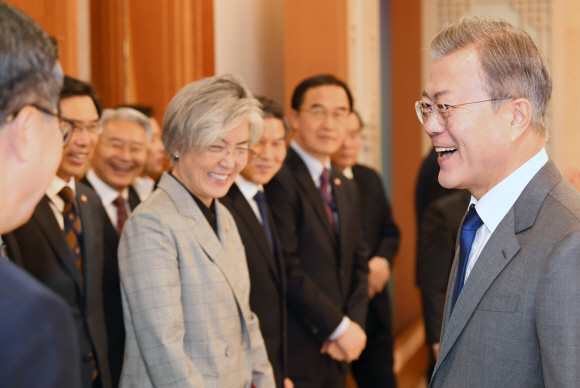 문재인 대통령이 20일 오전 청와대에서 열린 국무회의에 앞서 열린 차담회에서 국무위원들과 인사하고 있다. 2018. 11. 20. 도준석 기자 pado@seoul.co.kr