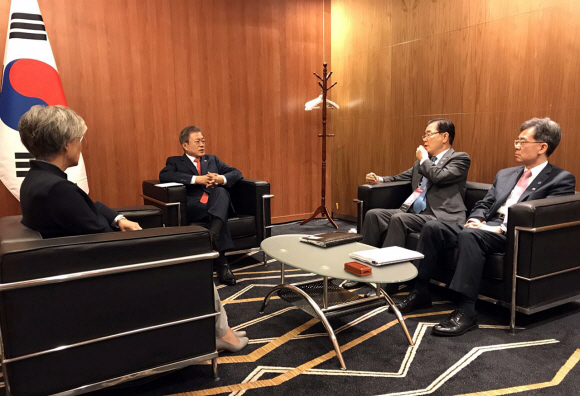 14일 아세안 회담장에서 대기 중인 대통령과 강경화 장관, 정의용 실장, 김현종 통상교섭본부장.  청와대제공