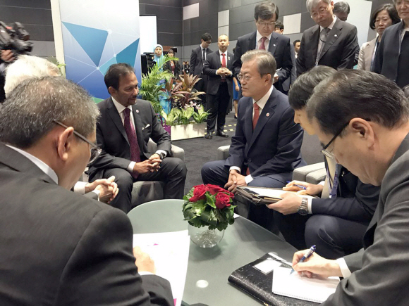 브루나이 하싸날 볼키아 국왕과의 약식 정상회담.  청와대제공