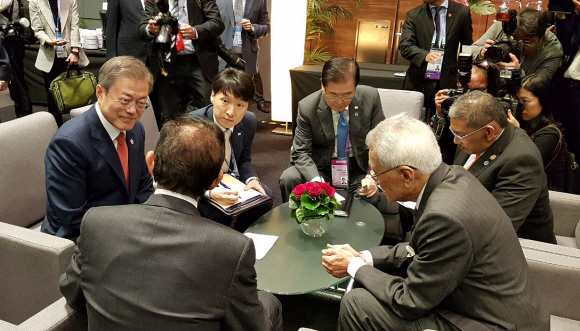 볼키아 국왕의 이야기를 경청하는 문재인 대통령.  청와대제공