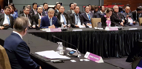 아세안 회의장. 발언하는 마하티르 총리를 바라보는 문재인 대통령. 이날 마하티르 총리는 ‘한국은 우리의 모델이 되고 있다’며 극찬했다.  청와대제공