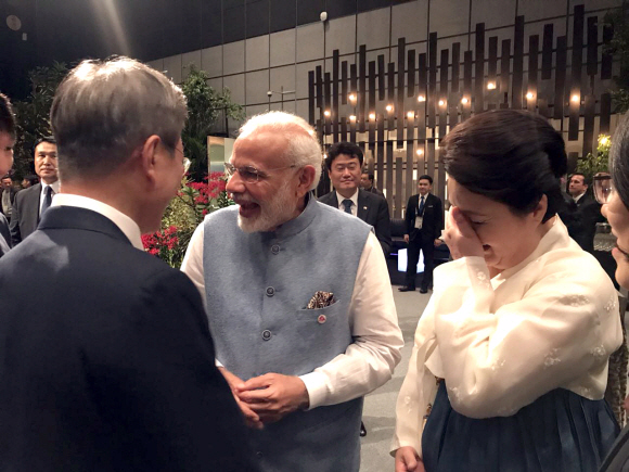 나렌드라 모디 인도 총리와의 대화 중에 웃음을 터뜨린 김정숙 여사.  청와대 제공