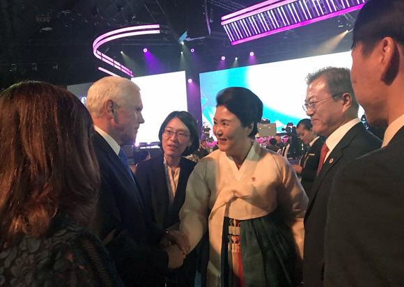 마이크 펜스 미국 부통령과 카렌 펜스 여사와 대화나누는 문재인 대통령과 김정숙 여사.  청와대 제공