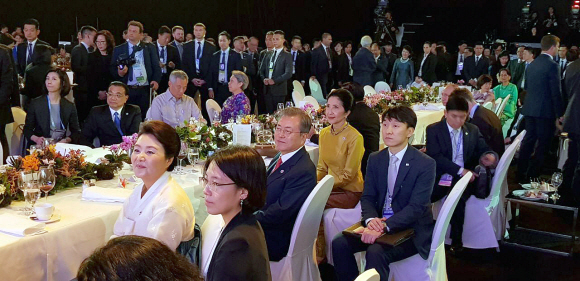 아세안 갈라만찬을 지켜보는 대통령 부부와 각국 정상들.  청와대제공