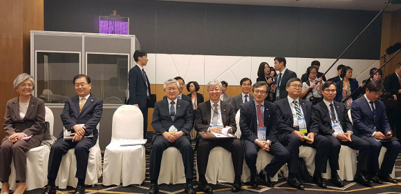 선텍시티 회의장에서 대기하는 수행단들.  청와대제공