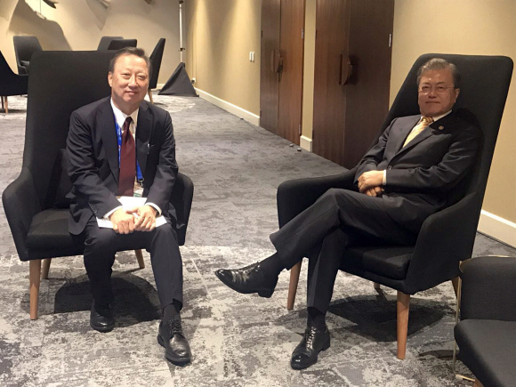 박용만 대한상의 회장과 대화하는 문재인 대통령.  청와대제공