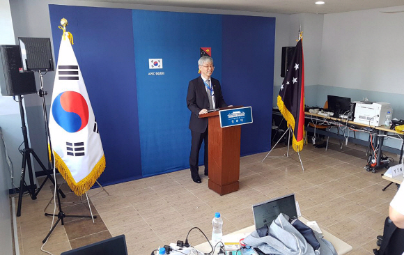 파푸아뉴기니 프레스센터. 학교 건물을 임시로 빌려 프레스센터로 활용, 실제 학생들이 공부하던 교실에 차려진 브리핑 룸의 모습이다. 대통령 해외순방 역사상 가장 작은 규모의 프레스센터에 해당한다.  청와대 제공