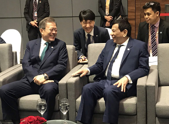 감기 때문에 전날 회의에 참석하지 못한 두테르테 필리핀 대통령과 대화하는 문재인 대통령.  청와대 제공