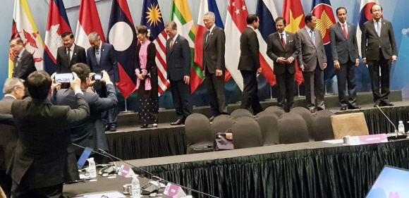 아세안 개막 무대에 오른 각국 정상들.  청와대 제공