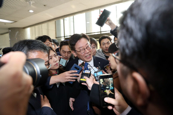 취재진에 둘러싸인 이재명 경기지사