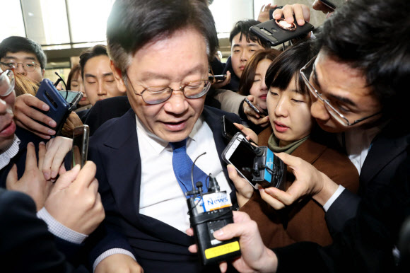 취재진에 둘러싸인 이재명 경기지사