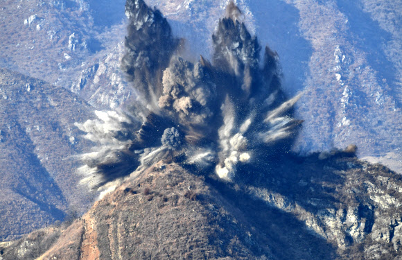 북한이 20일 오후 3시께 시범철수 대상인 10개의 비무장지대(DMZ) 감시초소(GP)를 폭파 방식으로 완전히 파괴했다고 국방부가 밝혔다. 사진은 폭파되고 있는 북측 GP 모습. 2018.11.20  국방부 제공