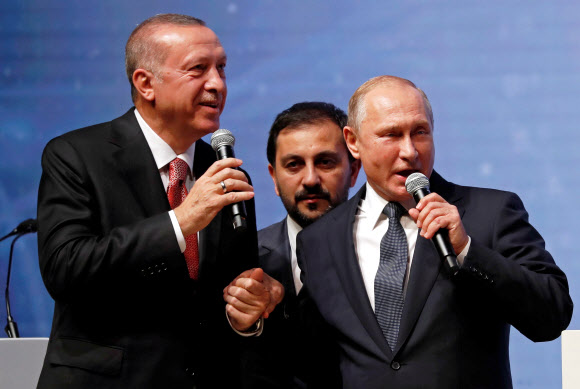 레제프 타이이프 에르도안(왼쪽) 터키 대통령과 블라디미르 푸틴(오른쪽) 러시아 대통령이 19일(현지시간) 터키 이스탄불에서 열린 ‘터크스트림’ 해저구간 완공식에서 서로 손을 맞잡고 가스관 연결을 축하하는 연설을 하고 있다. 이스탄불 로이터 연합뉴스