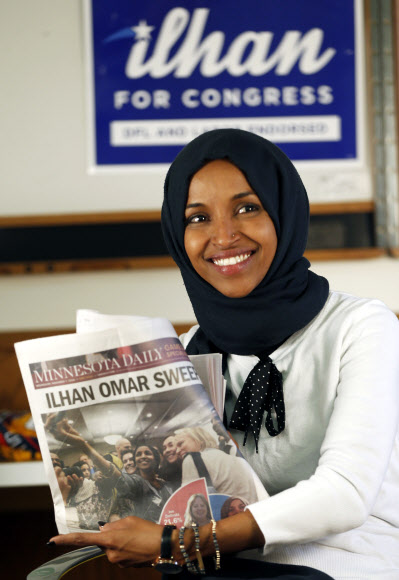 미국의 첫 무슬림 여성 하원의원인 소말리아계 일한 오마르(37·민주) 당선인 AP 연합뉴스
