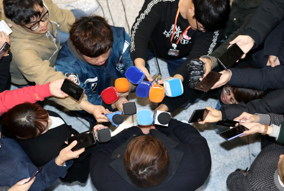 쏟아지는 질문에 답하는 류현진