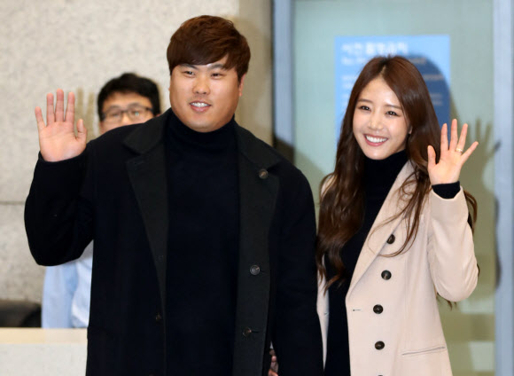 다정하게 귀국하는 류현진-배지현