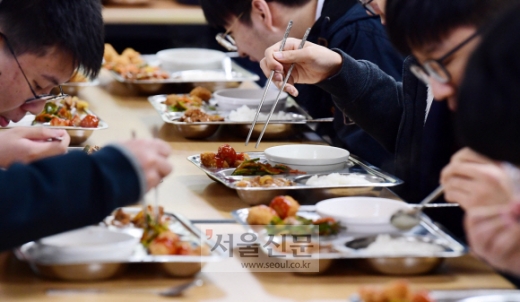 ▲서울의 한 고등학교 학생들이 29일 점심시간에 급식을 먹고 있다. 이 학교는 학부모가 끼니당 4100원가량의 급식비를 내는데 서울시와 서울교육청의 고교 무상급식 정책에 따라 내년부터 고3에게는 자부담 없이 급식이 제공될 전망이다.  정연호 기자 tpgod@seoul.co.kr