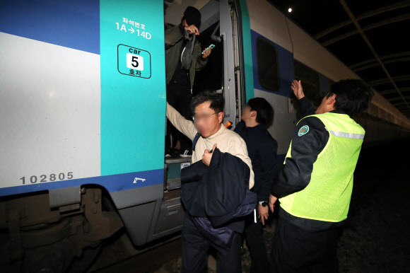 ‘운행 중단’ KTX 상행선 열차서 내리는 승객들