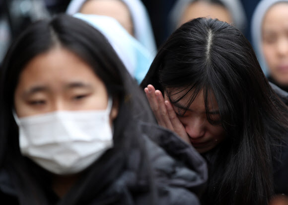 화해치유재단 해산…하염없이 흐르는 눈물