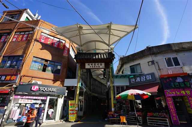 서울미래유산인 가리봉시장 정문이 지난달 현대식 시장으로 새단장하면서 중국식 패루 양식으로 만들어졌다.