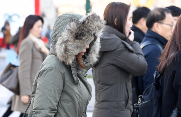 절기상 첫눈이 내린다는 소설이자 추위가 엄습한 22일 오전 두꺼운 복장을 한 시민이 서울 광화문 사거리를 지나고 있다. 2018.11.22 도준석 기자 pado@seoul.co.kr