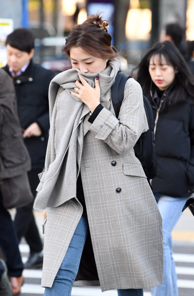 절기상 첫눈이 내린다는 소설이자 추위가 엄습한 22일 오전 두꺼운 복장을 한 시민이 서울 광화문 사거리를 지나고 있다. 2018.11.22 도준석 기자 pado@seoul.co.kr