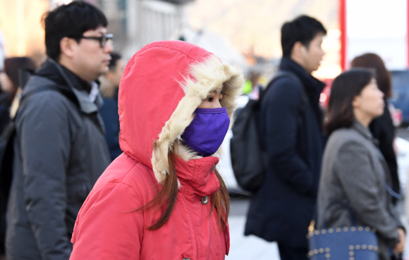절기상 첫눈이 내린다는 소설이자 추위가 엄습한 22일 오전 두꺼운 복장을 한 시민이 서울 광화문 사거리를 지나고 있다. 2018.11.22 도준석 기자 pado@seoul.co.kr