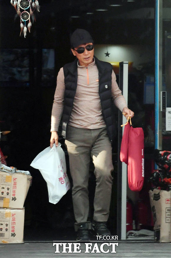 안희정 전 충남도지사가 15일 오전 경기도 모처 상가에 들러 캠핑관련 물품을 구매한 후 차량으로 돌아가고 있다.  사진=THE FACT