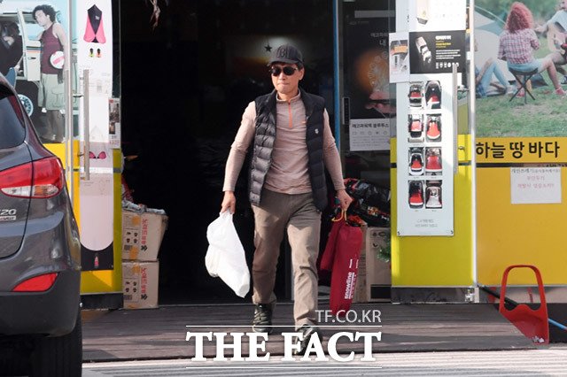 캠핑용품 점포에서 나오며 주변을 살피는 안희정 전 도지사. 사진=THE FACT