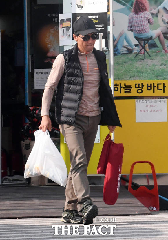 안희정 전 충남도지사가 15일 오전 경기도 모처 상가에 들러 캠핑관련 물품을 구매한 후 차량으로 돌아가고 있다. 사진=THE FACT